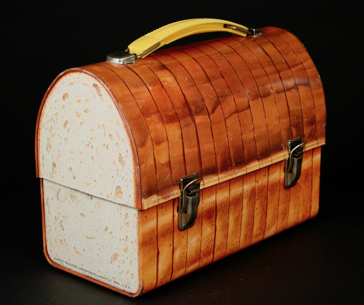 http://dinnerwaremuseum.org/main/wp-content/uploads/loaf-of-sliced-bread-metal-lunch-box-1960s-2020.16.jpeg